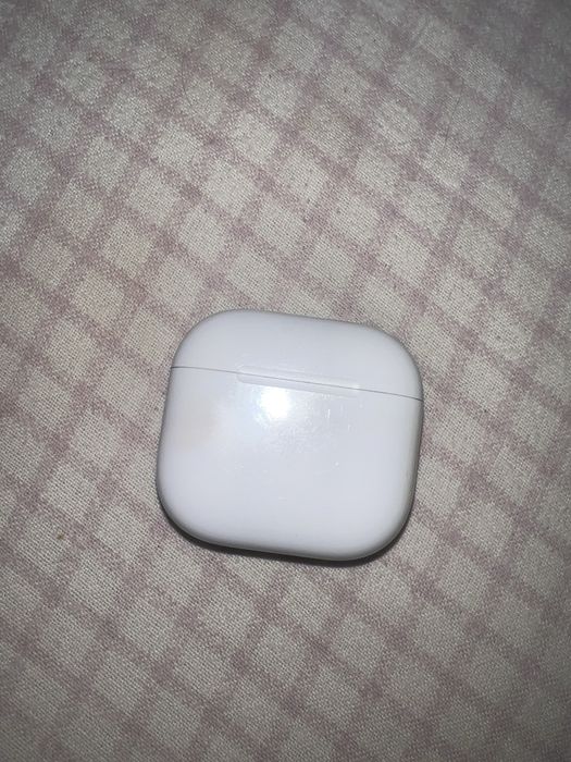 AirPods 4 зарядный кейс оригинал