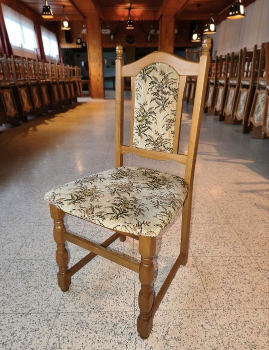 Scaune din lemn tapitate