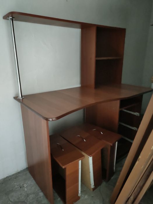 Продам книжный стол