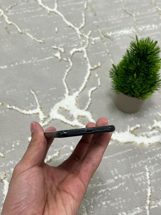 Айфон се 2020 64/100