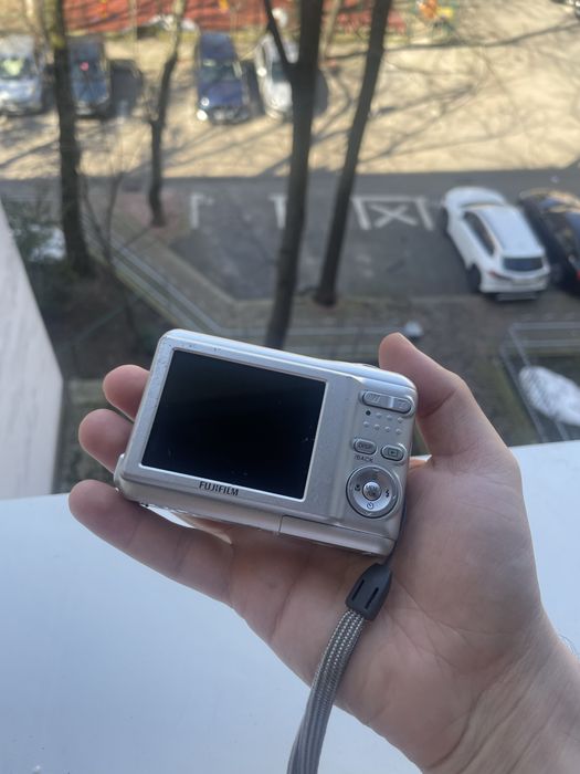 Vând aparat foto compact Fujifilm de 8.1 mp poze/filmare hd