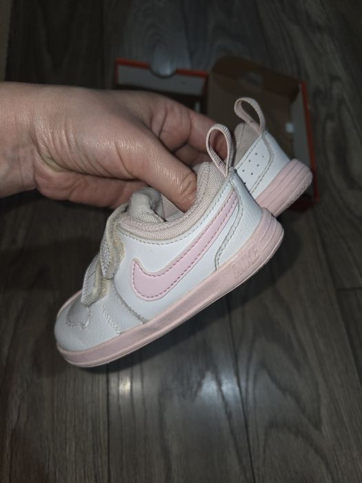 Обувки за момиче Nike
На Nike широк модел, номер 23.5, стелка около 14