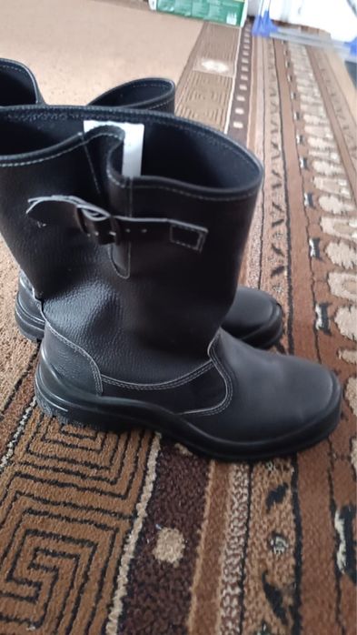 Продаю спец обувь