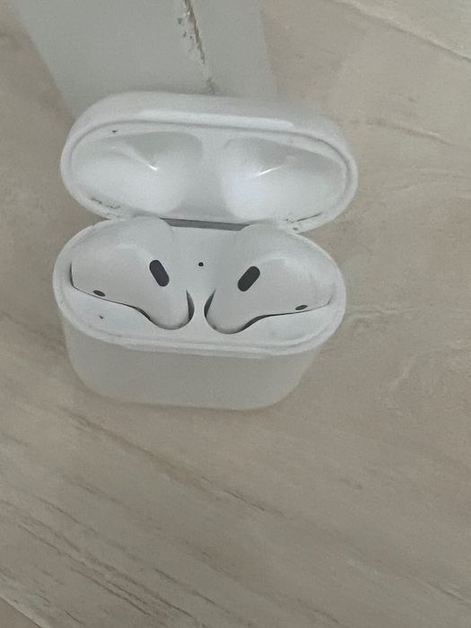 Почти новые оригиүал  Наушники Apple AirPods with Charging Case белый