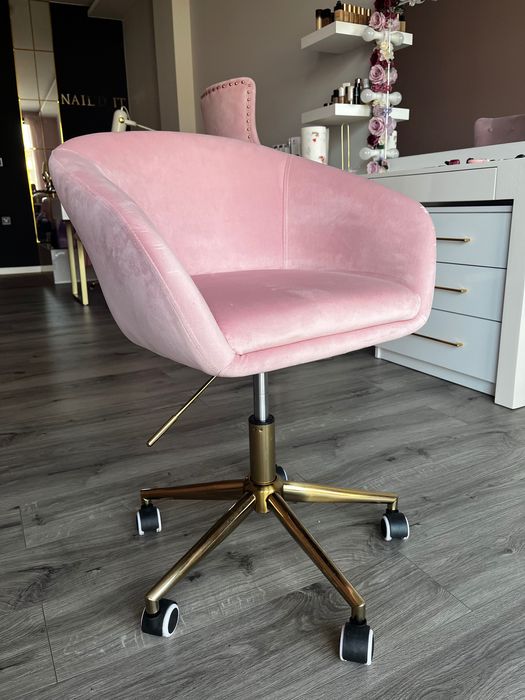 Розов стол на колелца(козметичен)