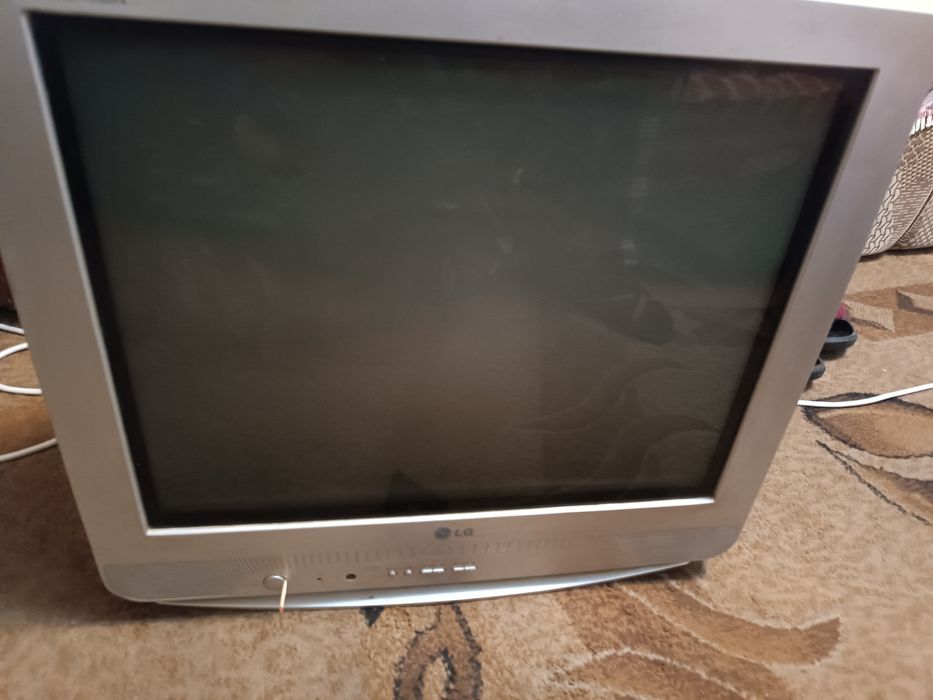 Продам телевизор на запчасти