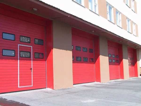 Ворота секционные с панорамными панелями.