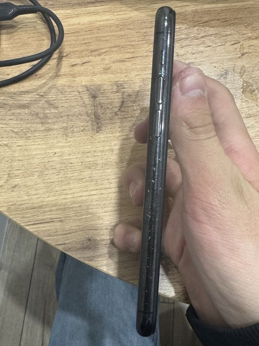 Продам заблокированный Айфон 11 про