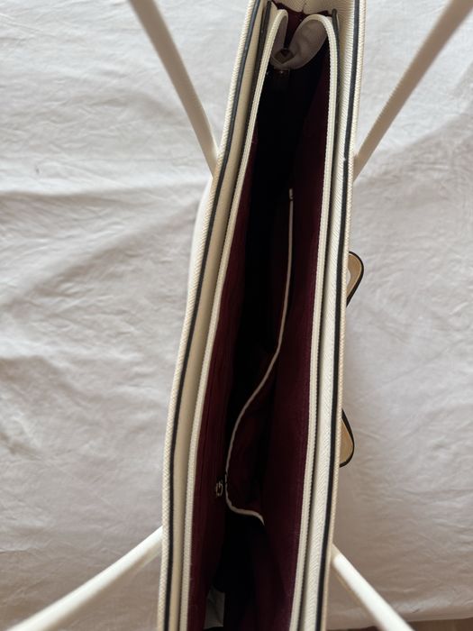 Елегантна бяла голяма чанта с етикет