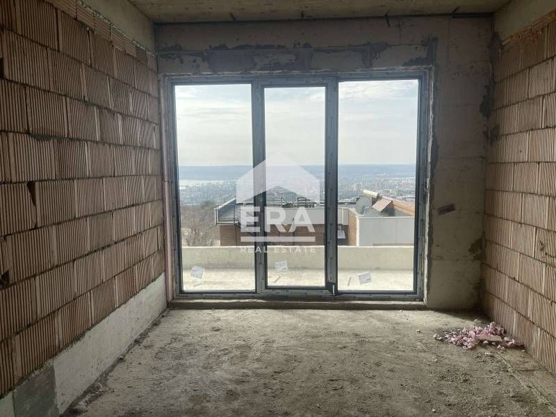 Eднофамилна новострояща се къща на три нива за продажба, с голям гараж