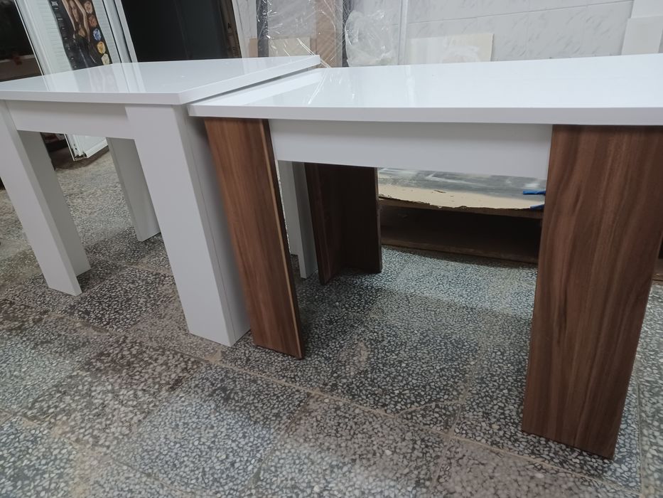 Продават се 2 холни маси