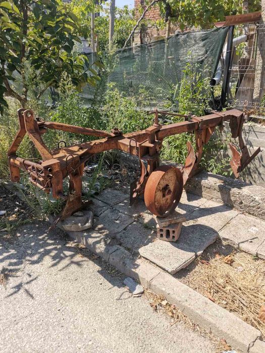 Продавам инвентар за трактор  плугове и пръскачка