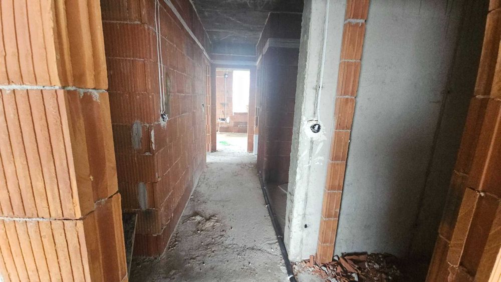 Тристаен с просторни тераси пред завършване