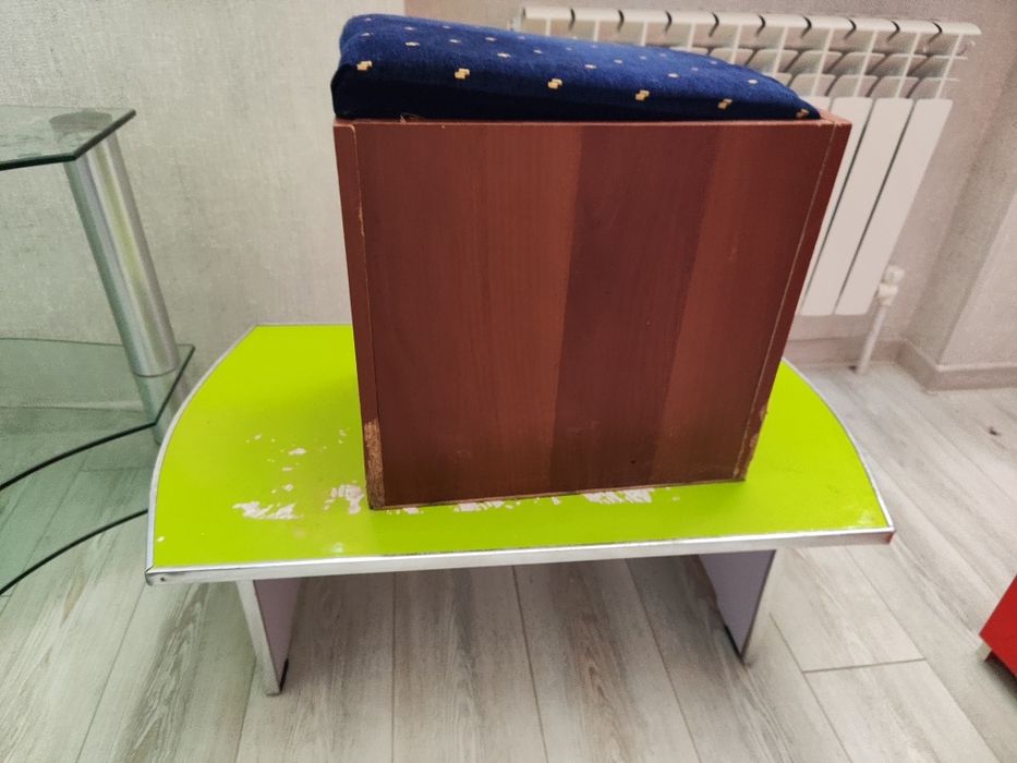 Стол и стул для магазина