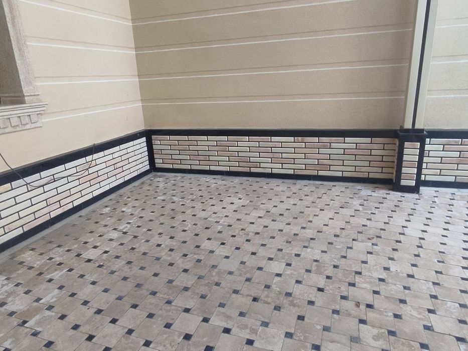 Granit , Travertin , Marmar toshlardan . Uyning fasad va sokillariga.