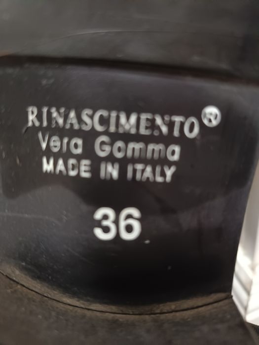 Продам ботинки .маломерят.на 35 размер