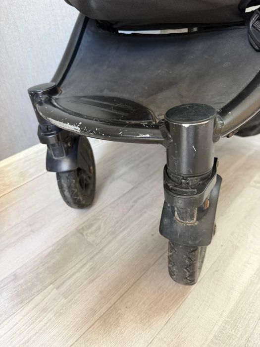 Продам фирменную прогулочную коляску