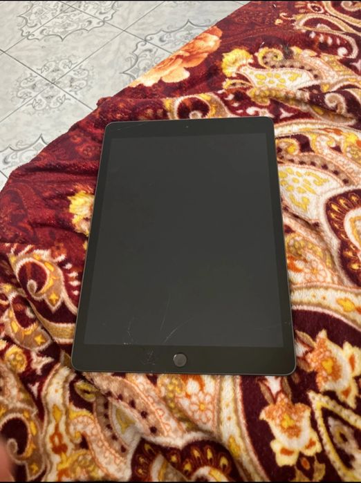 Vând iPad generația 8