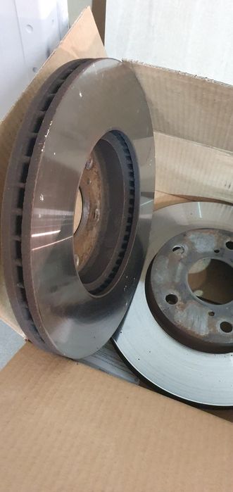 Продавам два комплекта предни спирачни дискове