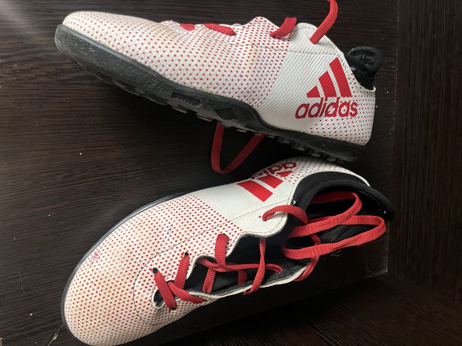 Продам футбольные крассовки