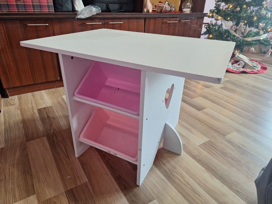 Детска дървена маса с два стола