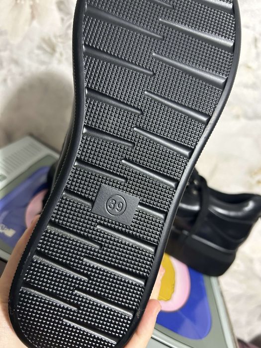 Vând adidasi noi mărimea 39 unisex