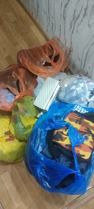 Вещи разные,отдам даром