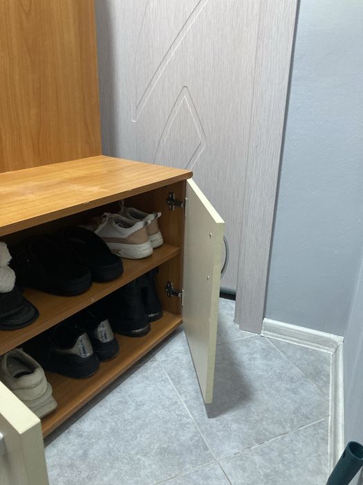 Портманто /Етажерка/Картини