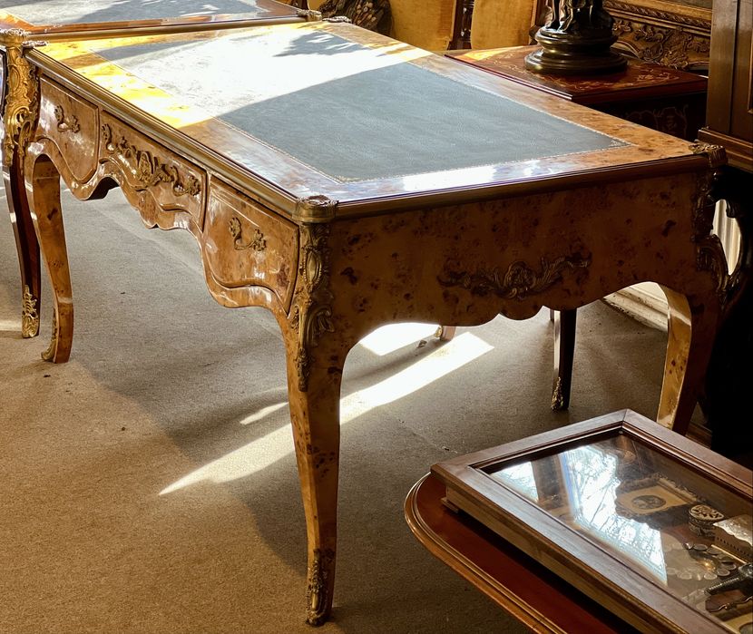 Birou stil Louis XV, furnir rar, bronz aurit – piesă deosebită