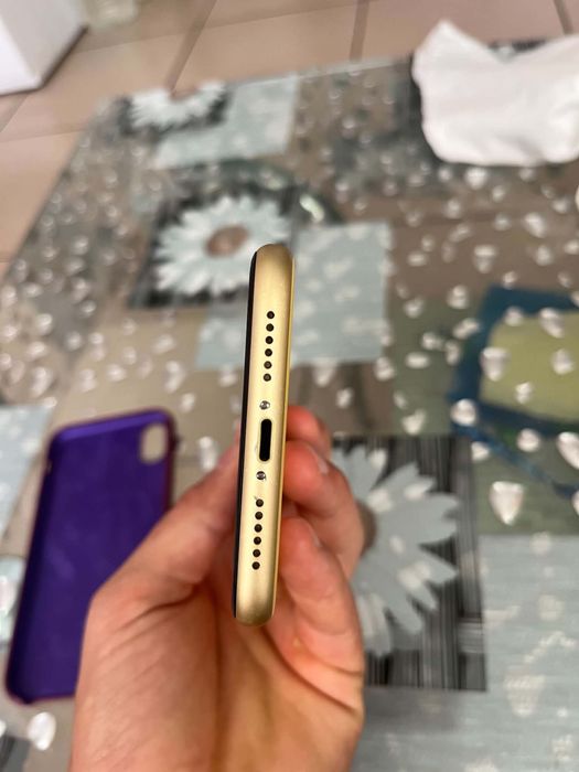 IPHONE XR Запазен и работи нормално.