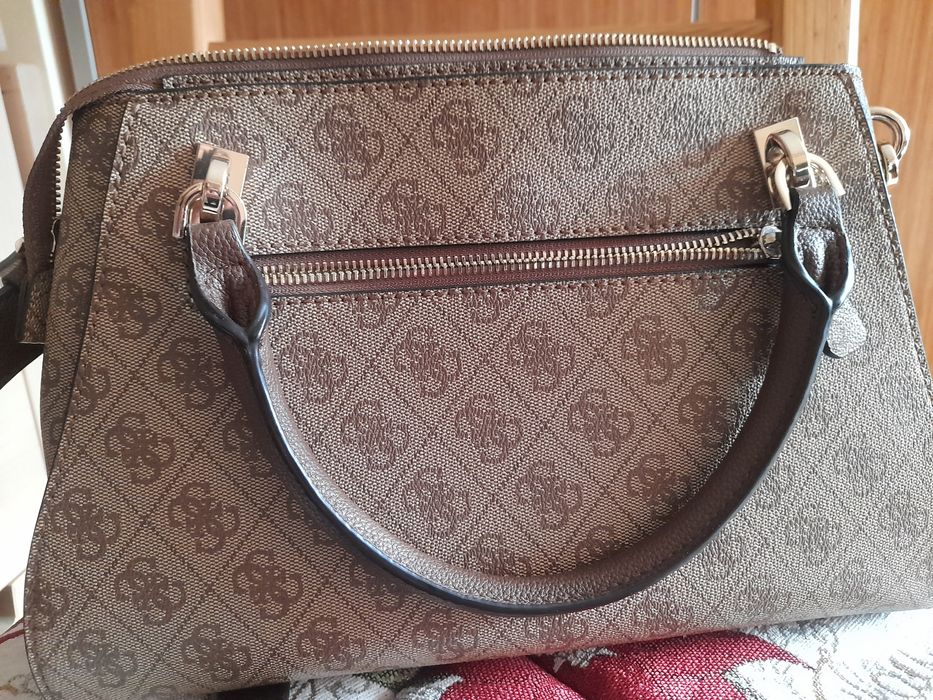 Продавам дамска чанта GUESS