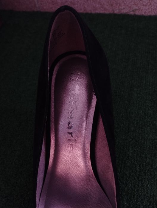 Черни велурени обувки с ток Tamaris