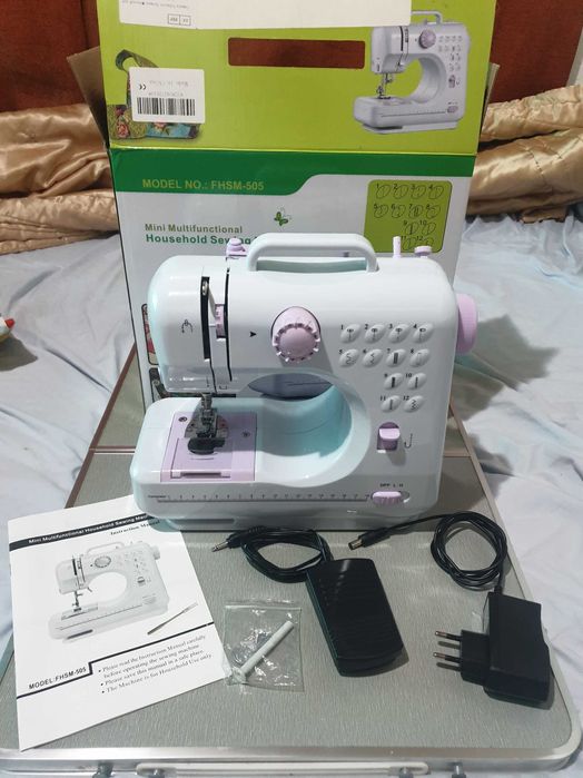 Mini mașină de cusut nouă
