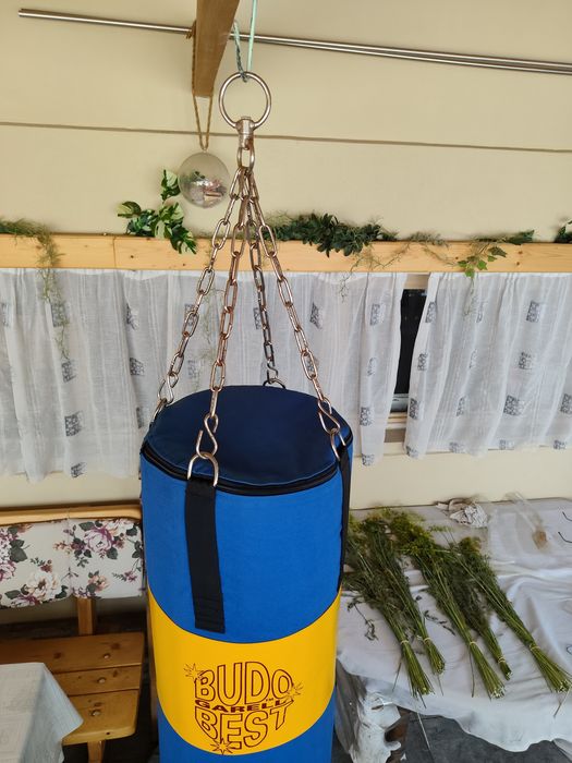 Vând sac de box BUDO BEST GARELL, înălțime 100cm , diametru 30cm. Stare foarte bună.