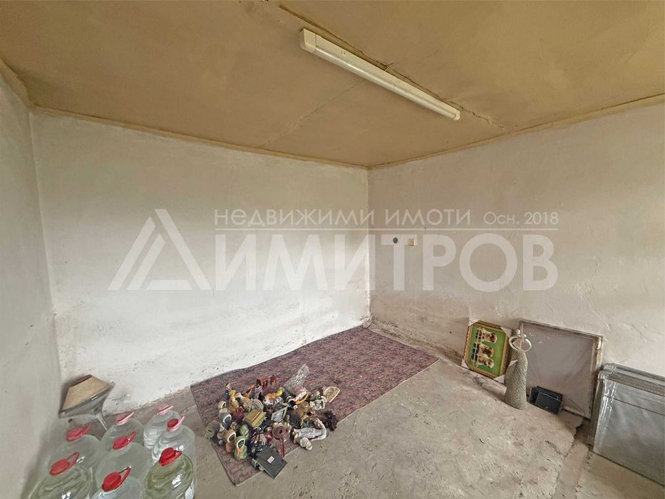 Продава еднофамилна тухлена къща с 1,2 дка двор в с. Ружица (обл. Шумен)