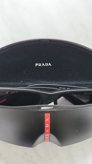 Солнцезащитные очки Prada
