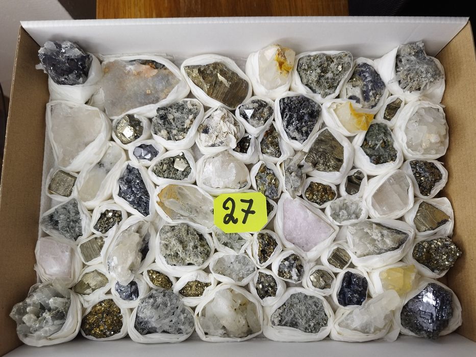 Минерали във кутии микс