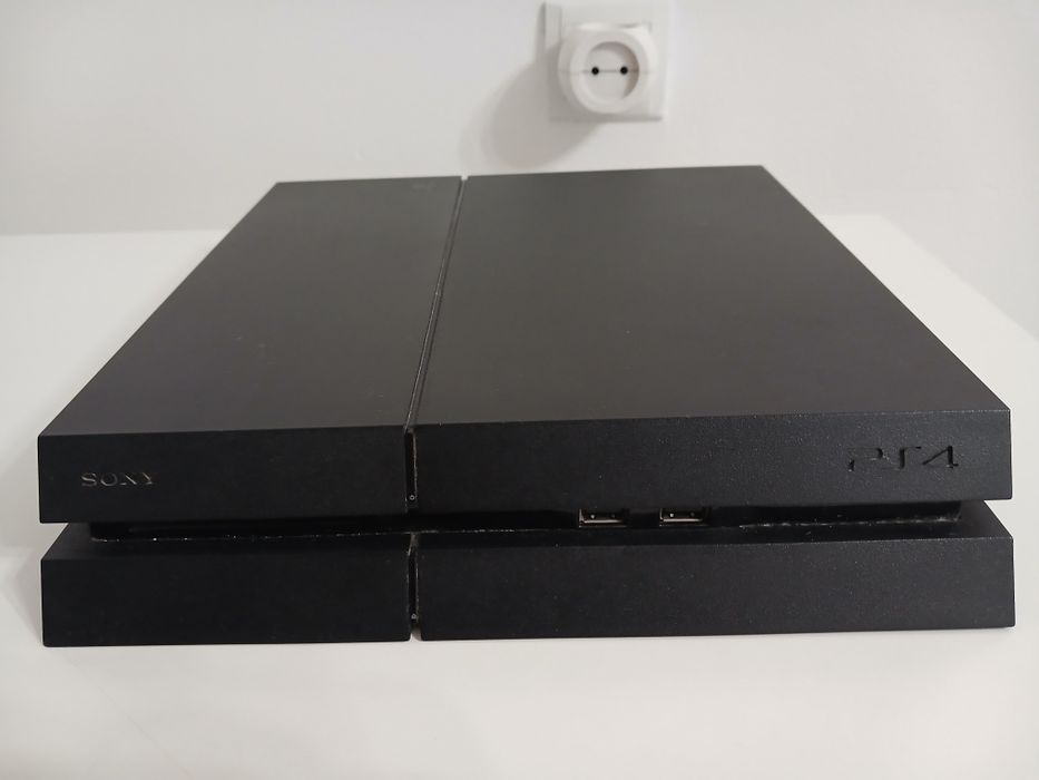 Продам Sony PlayStation 4(PS4) + игра