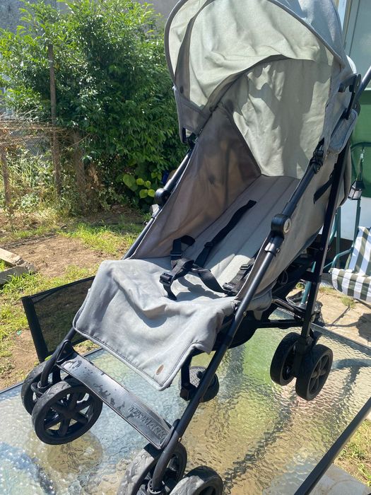 Компактна количка тип чадър