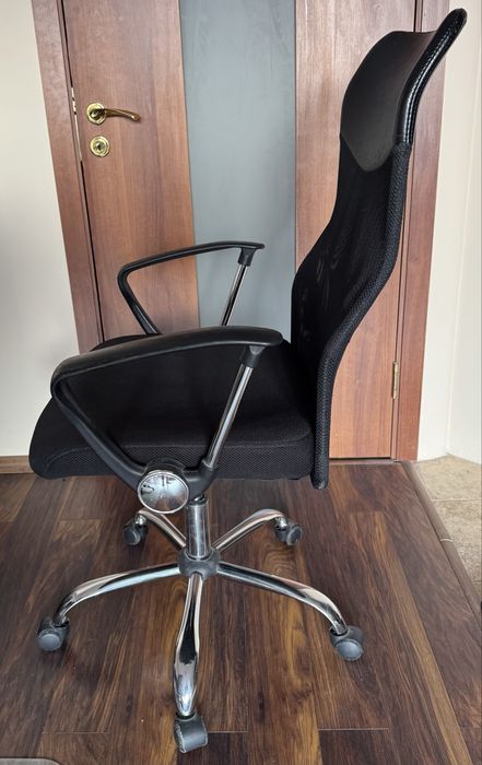 Офис стол с мрежеста  облегалка и регулируема седалка