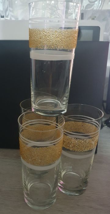 Стаканы, пиалы, сахарница, тарелки.