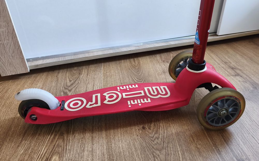 Червена тротинетка Mini Micro със седалка