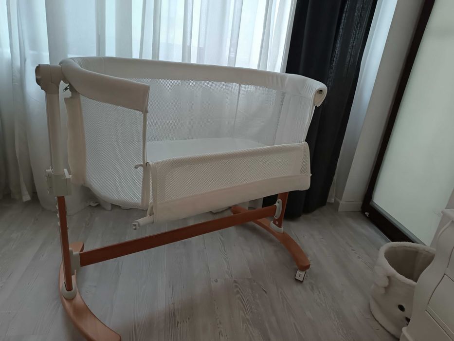 Pătuț bebe alb cu inserții de vara