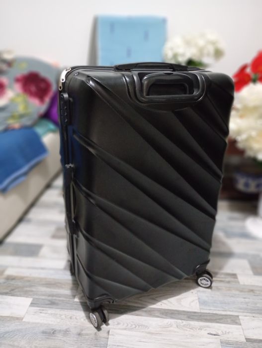 Geamantan aproape nou