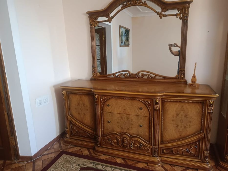 Сервант в зал с комодом и зеркалом
