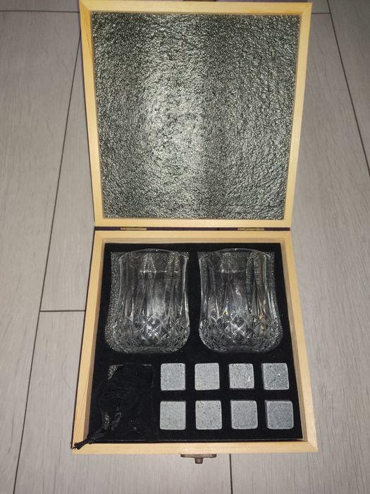 Set whisky premium, cu doua pahare si 8 cuburi