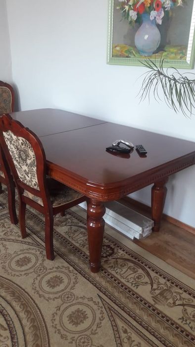 Стол и стулья для гостиной