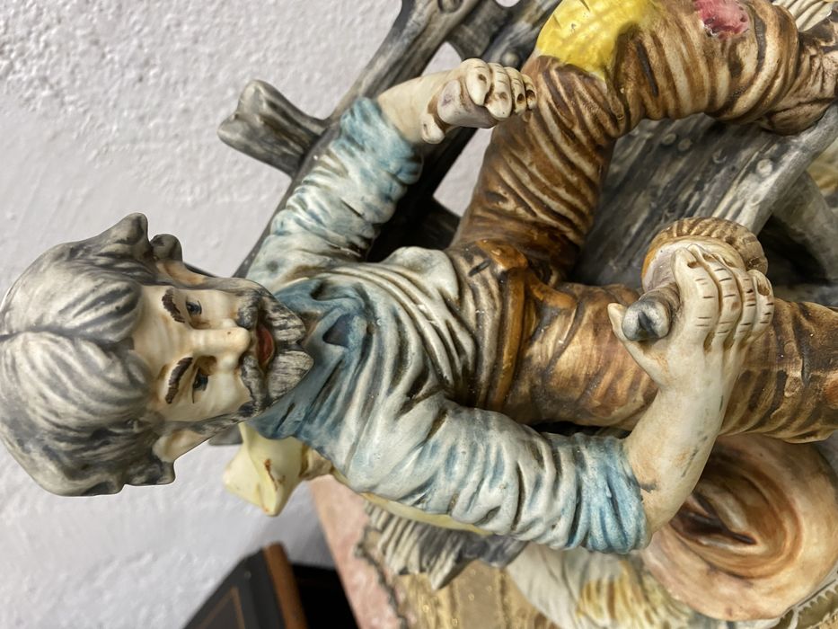 Стара италианска фигура от порцелан каподимонте