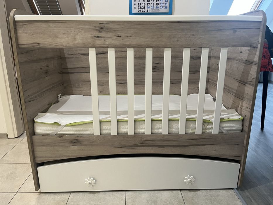 Люлееща бебешка кошара