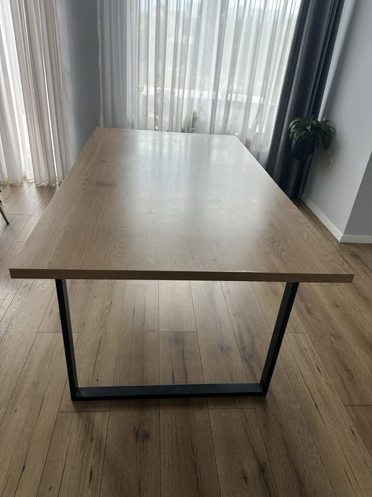 Masă de dining cu blat din furnir decorativ de culoarea stejarului și picioare negre din oțel. 90x160x75 cm